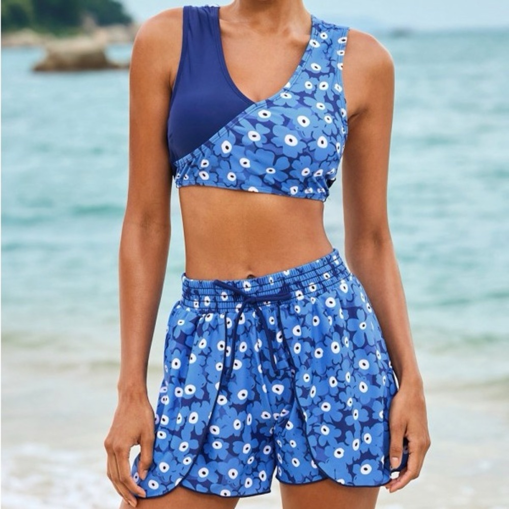 Floral V Neck Switch V Back Top And Tiered Shorts NIB - Walk on Beach